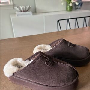 New Ugg Discquette Shearling Slide. 7 womens burnt cedar/natural. No box